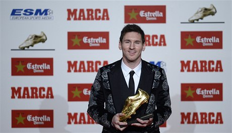 Fotbalista Barcelony Lionel Messi potetí v kariée pevzal Zlatou kopaku pro nejlepího stelce v evropských fotbalových soutích