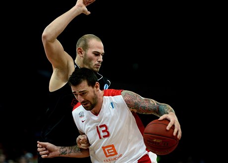 Nymburk - Ostende. Radoslav Raník z Nymburku (vpedu) a Pierre Antoine Gillet z Ostende