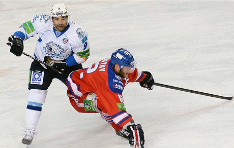 Lev Praha - Barys Astana. Nigel Dawes z týmu Barys Astana (vlevo) a Jií Novotný z týmu Lev Praha