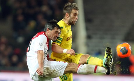 Fotbalista Monaka Jérémy Toulalan (vlevo) a Lucas Déaux z Nantes 