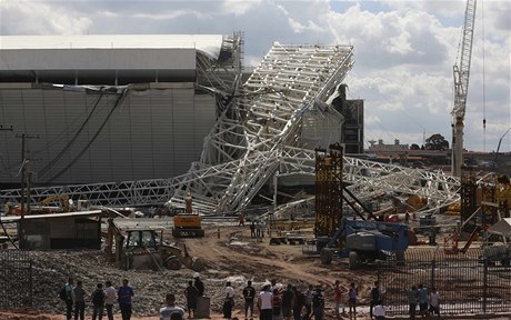 pádu jeábu na staveniti fotbalového stadionu v Sao Paulu