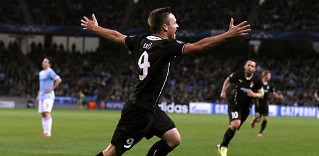 Fotbalista Plzn Stanislav Tecl slaví gól do sít Manchesteru City