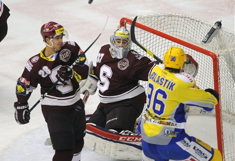 Zlín - Sparta Praha. Zleva Karel Kubát a Tomá Král ze Sparty a Jaroslav Balatík ze Zlína