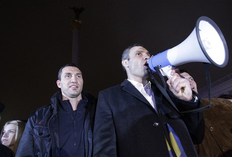 Lídr opoziní strany Úder Vitalij Kliko (vpravo) 