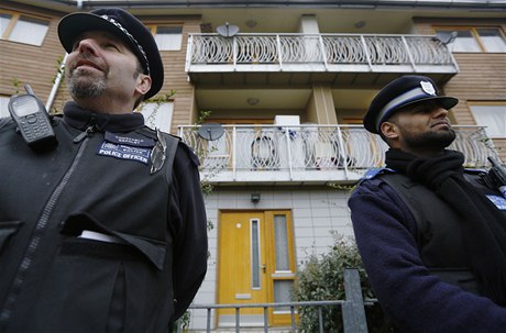 Brittí policisté ped domem v londýnském Brixtonu, kde byla trojice en vznna