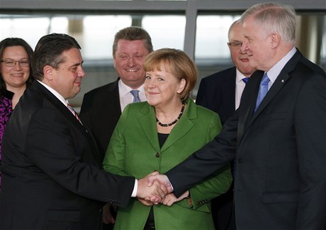 Povede Nmecko velká koalice? Na snímku zleva pedseda SPD Sigmar Gabriel, kancléka a pedsedkyn CDU Angela Merkelová a lídr CSU Horst Seehofer, 