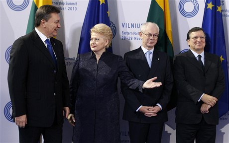 Ukrajinský prezident Viktor Janukovy (zcela vlevo) na summitu ve Vilniusu. Zleva litevská prezidentka Dalia Grybauskaite, prezident EU Herman Van Rompuy a pedseda Evropské komise José Barroso  