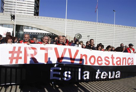 Protesty kvli ukonení televizního a rozhlasového vysílání.