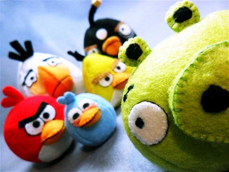 eské trnice zaplavují padlky Angry Birds.