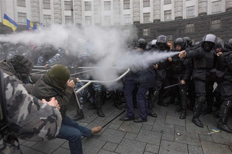 Demonstrace v Kyjev vyvrcholila útokem na sídlo vlády.