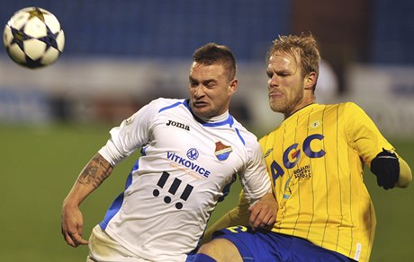 Baník Ostrava - Teplice. Útoník Baníku Antonín Fanti (vlevo) a obránce Teplic Martin Klein.