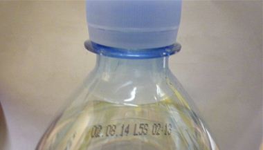 Balen voda Aqua neperliv pitn voda mla organoleptick zvady  v lahvi je patrn zelen zkal a zelen sedlina.