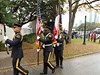 Ceremonii v deti a chladném poasí vedl starosta Mike Rawlings, podle nho byl Kennedy "idealista bez iluzí, který pomáhal stavt spravedlivjí a rovnoprávnjí svt".