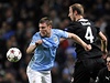 Fotbalista Manchesteru City James Milner (vlevo) a Roman Hubník z Plzn