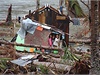 Krom tajfunu niila ve mst i pívalová vlna z moe, která podle místních dosahovala a do druhých pater dom