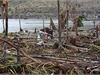 Pohled na zátoku ve mst Guiuan. Pílivová vlna z moe zde zasolila pdu, která se tak po njaký as stane neplodnou. 