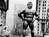 Heliem naplnný Superman se vznáel nad Times Square v roce 1940.