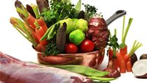 Srnčí hřbet na karotkovém pyré s ragú z topinamburu, kroketa ze srnčí plece, pečené kumquaty a jalovcová omáčka | na serveru Lidovky.cz | aktuální zprávy