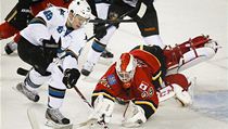 Český hokejista San José Sharks Tomáš Hertl (vlevo) a brankář Calgary Flames Reto Berra | na serveru Lidovky.cz | aktuální zprávy