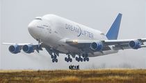Boeing 747 Dreamlifter odlétá z letiště Wichita, kde uvázl po chybném přistání | na serveru Lidovky.cz | aktuální zprávy