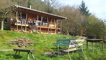 Chata v Ledečku v sobě spojila neformálnost s velkorysostí. Na terase si povídají architekt (vlevo) a zadavatel-malíř (vpravo). | na serveru Lidovky.cz | aktuální zprávy