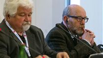 Polsk sociolog Pawe piewak a Petr Pithart na esko-polsk konferenci.
