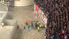 Poadatelé v Amsterdam Aren se sbíhají k fanoukovi, který spadl z tribuny