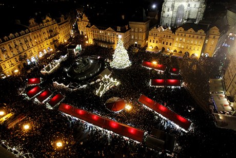 Na Staromstském námstí se shromádily desetitisíce lidí.