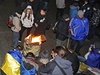 Demonstranti se na námstí Nezávislosti ohívali v sobotu nad ránem u sud. Zanedlouho je policie rozehnala.