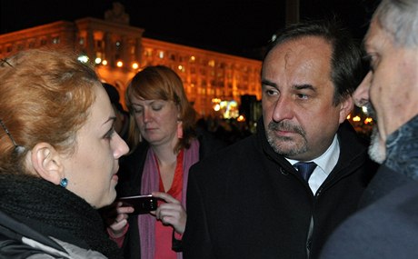 Ministr Jan Kohout v ulicích  Kyjeva s demonstranty