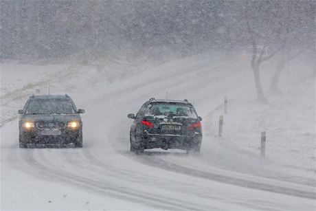 Na silnicích se mnoha místech republiky objevil sníh.