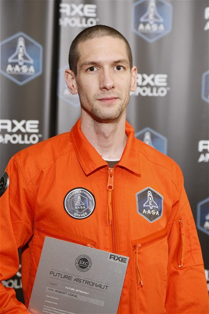 Slovák Robert Vokál (na snímku) vyhrál v mezinárodní souti Axe Apollo Space Academy jednu z 23 letenek na hranice kosmu.