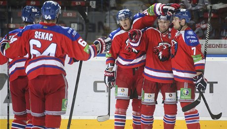 Stelec gólu Petr Vrana ze Lva (druhý zprava) pijímá gratulace od spoluhrá. Zprava jsou Mikko Mäenpää, Martin evc, Jií Seka a Martin Thornberg