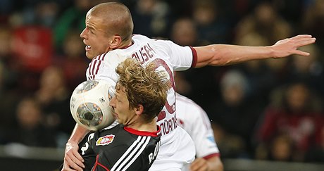 Fotbalista Norimberku Adam Hlouek (nahoe) a Stefan Kiessling z Leverkusenu