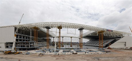 Brazílie poádá fotbalové mistrovství svta 2014, ale nestíhá. Na snímku je rozestavný stadion v Sao Paulu