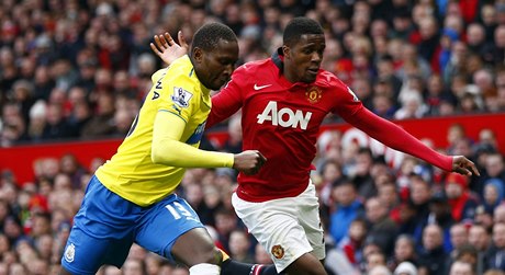 Fotbalista Manchesteru United Wilfried Zaha (vpravo) a Mapou Yanga-Mbiwa z Newcastlu