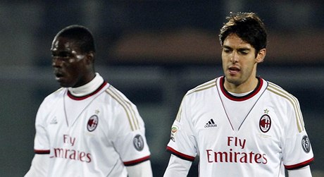 Smutní fotbalisté AC Milán Mario Balotelli (vlevo) a Kaká