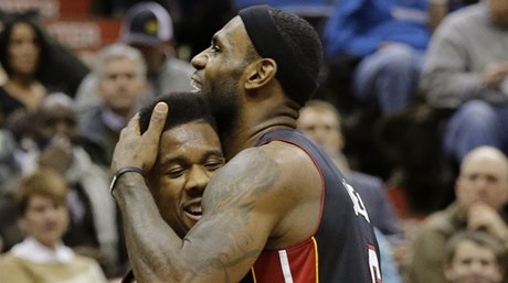 Basketbalisté Miami Heat LeBron James (vpravo) a Norris Cole