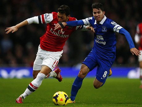 Fotbalista Arsenalu Mesut Özil (vlevo) a Bryan Oviedo z Evertonu