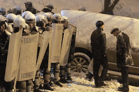 Ozbrojení policisté v zasneném Kyjev
