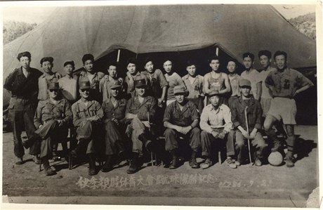 Merill E. Newman (4. zleva dole) na archivní fotografii s jihokorejskými partyzány z jednotky Kuwol (záí 1953)