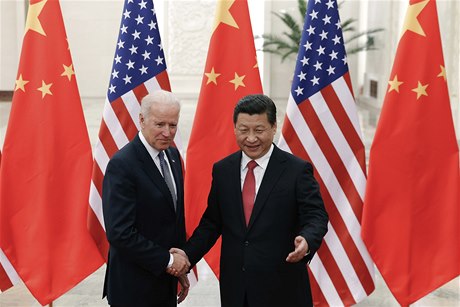 Americký viceprezident Joe Biden (vlevo) s ínským prezidentem Si in-pchingem