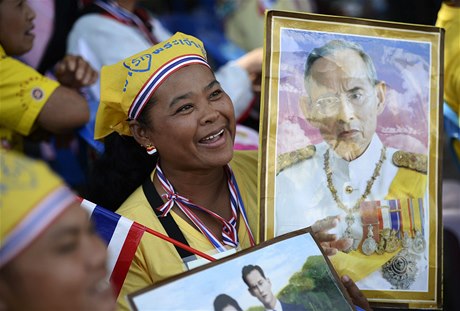 Oslavy 86. narozenin thajského krále Pchúmipchona Adundéta pozastavily protivládním protestm 