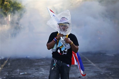 Protestující v Bangkoku se chrání ped slzným plynem