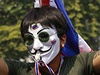 Protestující v maskách, které se staly symbolem hnutí Anonymous.