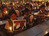 Jihoafrití koláci v tiché modlitb za zesnulého Nelsona Mandelu