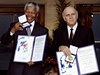 Laureáti Nobelovy ceny míru za rok 1993: Nelson Mandela a Frederik de Klerk