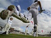 Jeden z nejlepích snímk roku 2013 podle agentury Reuters. Kapitán krikétového týmu z Anglie Alastair Cook v turnaji proti Austrálii.  