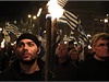 Jeden z nejlepích snímk roku 2013 podle agentury Reuters. Podporovatelé krajn pravicového Zlatého úsvitu v ecku pochodují s pochodnmi a vlajkami ulicemi Atén. 
