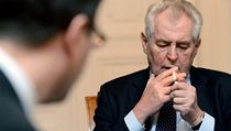 Zeman podpořil výzvu lékařů, aby se lidé kvůli volným lůžkům vzdali kouření. Sám s cigaretami nekončí Prezident Miloš Zeman při rozhovoru s redaktory ČTK - kouří | na serveru Lidovky.cz | aktuální zprávy